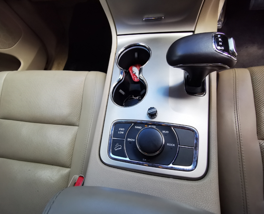 Jeep REDARC Tow Pro button